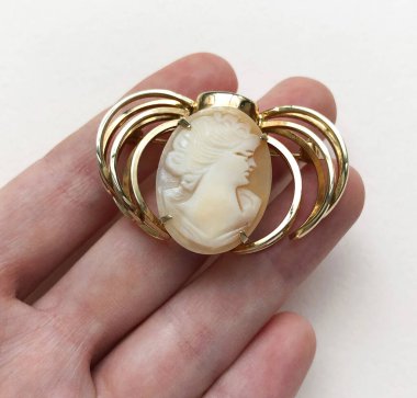 Beyaz bir arkaplan üzerine takı kolyesi.