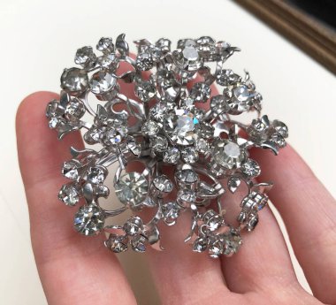 Mücevher broşu beyaz arka planda yakın plan çekimde.