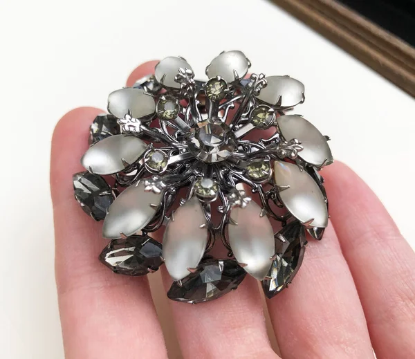 Takı broşu beyaz arka planda, yakın planda.