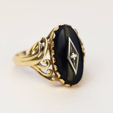 Beyaz arka planda mücevher yüzüğü. Mücevher arkaplanı.