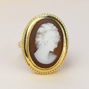 Beyaz arka planda altın yüzük, klasik mücevher konsepti, online bir kuyumcu için promosyon fotoğrafı.