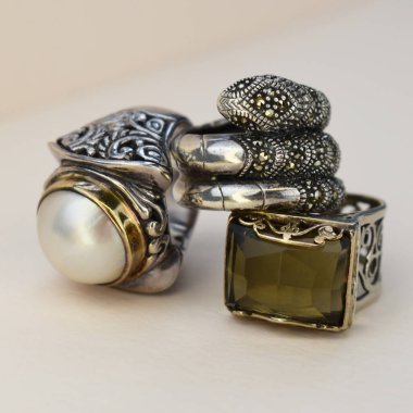 Bej arkaplanlı beyaz inci yüzük..