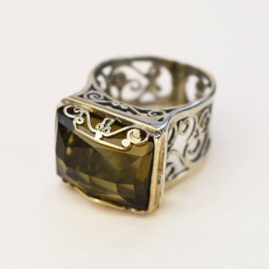 Beyaz arka planda mücevher yüzüğü. Kapatın. Seçici odak.