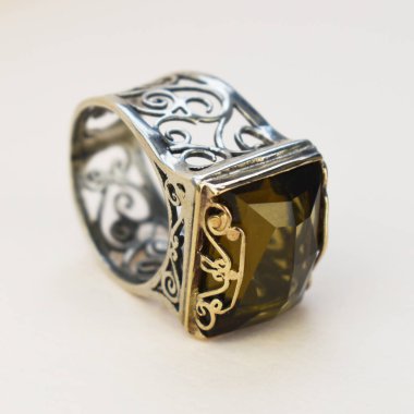 Beyaz arka planda değerli taşları olan mücevher yüzüğü.