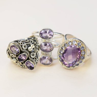 Beyaz zemin üzerinde mor ametist olan mücevher yüzüğü..