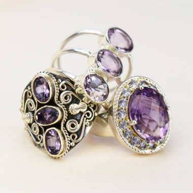 Beyaz zemin üzerinde ametist ve ametist olan mücevher yüzüğü