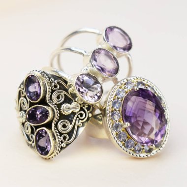 Beyaz arka planda ametist olan mücevher yüzüğü.