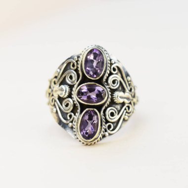 Beyaz zemin üzerinde ametist olan mücevher yüzüğü