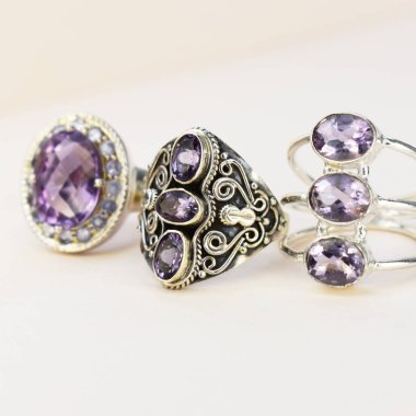 Beyaz arka planda değerli taşları olan mücevher yüzüğü.