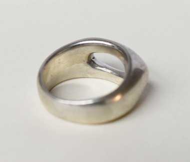 yakın plan çekimde beyaz arkaplanda gümüş halka