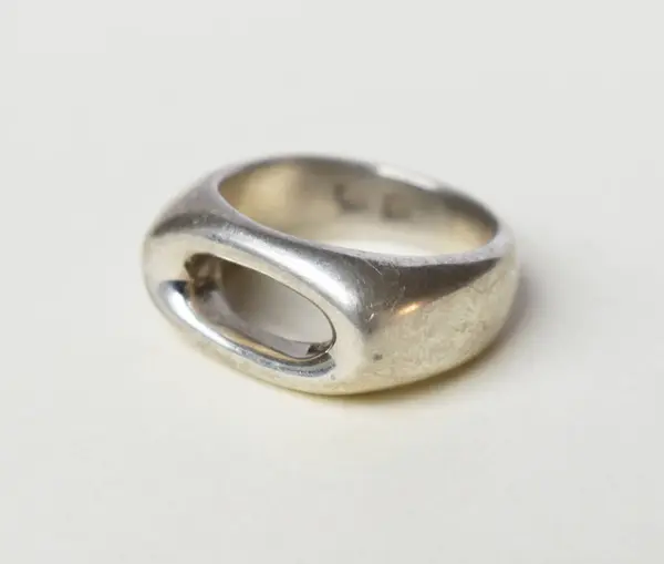 Egy Közeli Kép Ezüst Gyűrűről Fehér Háttérrel Makrofelvétel — Stock Fotó