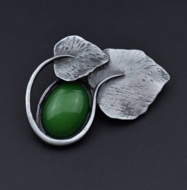 Siyah arka planda yeşil malakit olan gümüş kolye..