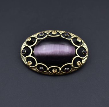 Siyah arka planda güzel bir broş. Kadınlar için aksesuarlar.