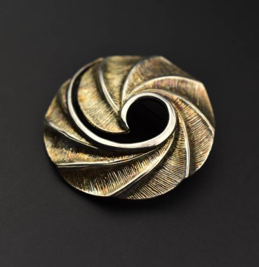 Siyah arka planda metal spiral. Metal spiralin makro fotoğrafı.