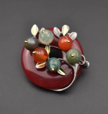 Siyah arkaplanda kırmızı ve yeşil boncuklardan yapılmış mücevherler.