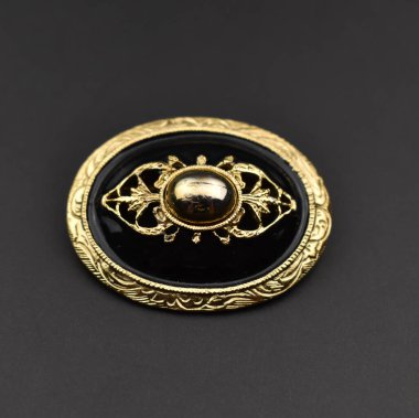 Siyah arka planda klasik siyah ve altın düğme. Kapat.. 