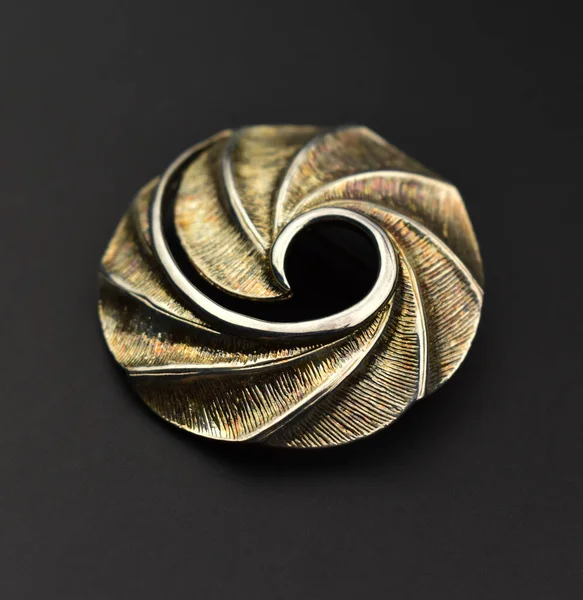 Siyah arka planda metal spiral. Metal spiralin makro fotoğrafı.