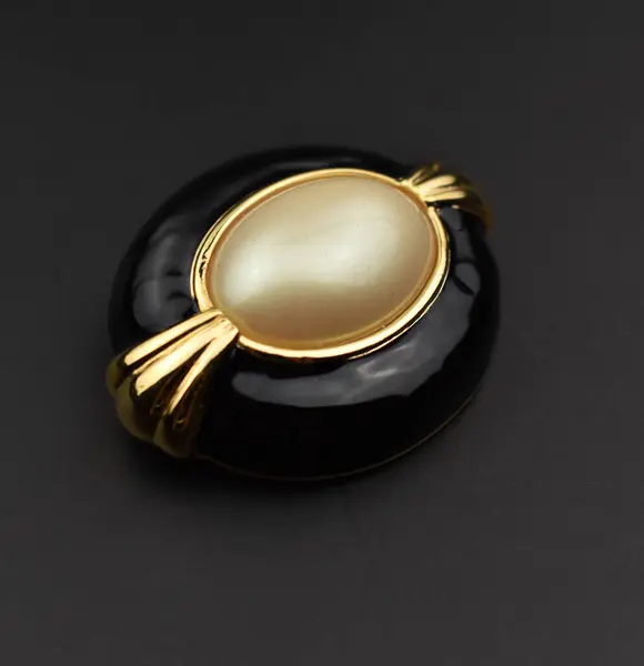 Luxus Medál Fekete Arany Egy Fekete Háttér — Stock Fotó