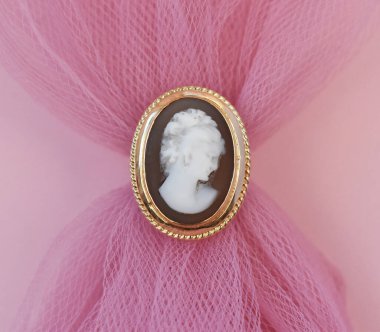 Pembe arka planda bir aksesuar şeklinde mücevher yüzüğü.