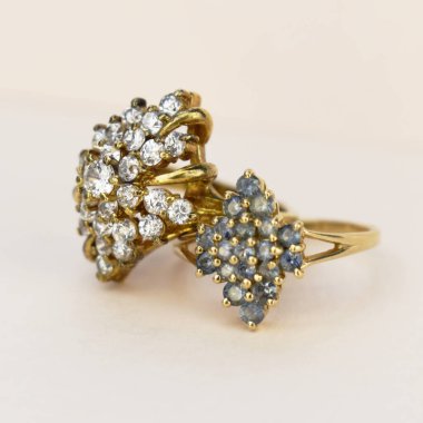 Beyaz arka planda değerli taşları olan mücevher yüzüğü.