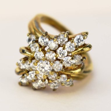 Beyaz arka planda elmasları olan mücevher yüzüğü.