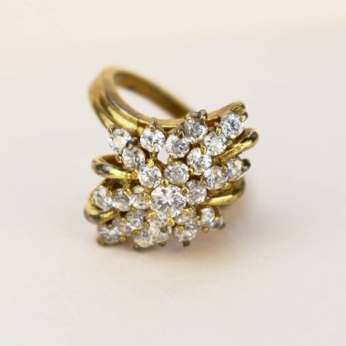 Beyaz arkaplanda elmaslar olan bir yüzük. Mücevher ve mücevher..