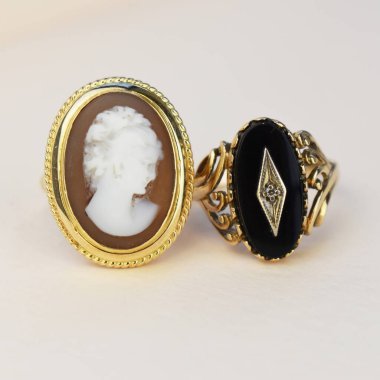 Beyaz zemin üzerinde beyaz bir taş olan mücevher yüzüğü..