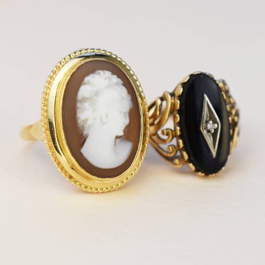 Beyaz arka planda değerli taşları olan mücevher yüzüğü.