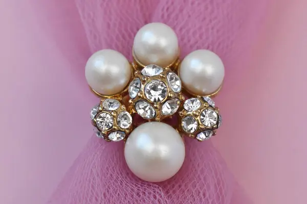 Smycken Brosch Med Pärlor Och Diamanter Rosa Bakgrund — Stockfoto