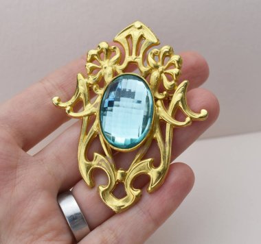 Beyaz arka planda mavi turkuazlı altın kolye