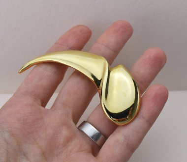 Beyaz arka planda mücevherli broş. Mücevher konsepti.