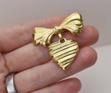 Elinde kalp şeklinde altın bir Noel çanı tutuyordu.