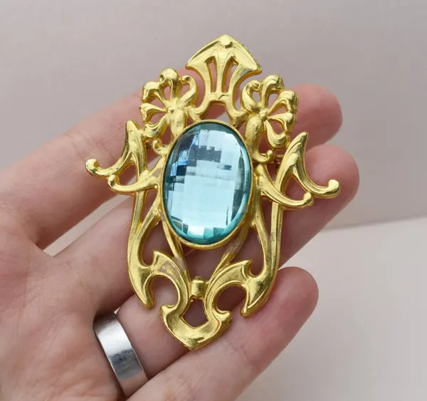 Beyaz arka planda mavi turkuazlı altın kolye