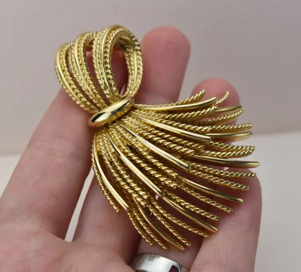 Altın sarısı saç tokası beyaz arka planda yakın plan