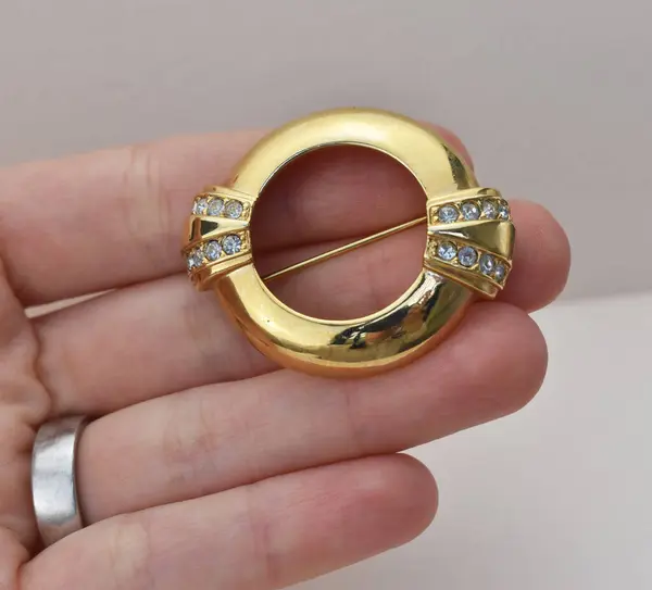 Goldfibel Mit Diamanten Der Hand Isoliert Auf Weißem Hintergrund Nahaufnahme — Stockfoto