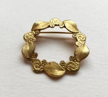 Beyaz arka planda klasik broş, kadınlar için eski aksan eski takılar