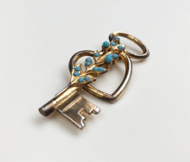 Mavi turkuazlı klasik anahtar ve beyaz arka planda altın