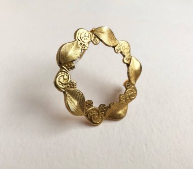 Beyaz arka planda klasik broş, kadınlar için eski aksan eski takılar