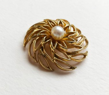 Beyaz arka planda klasik broş, kadınlar için eski aksan eski takılar