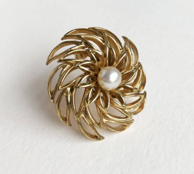 Beyaz arka planda klasik broş, kadınlar için eski aksan eski takılar