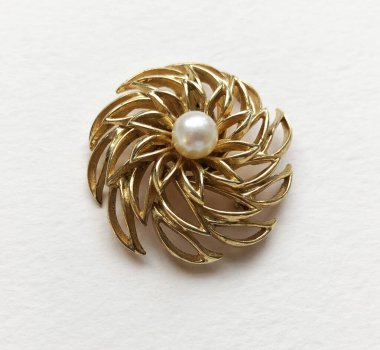 Beyaz arka planda mücevher broşu. yakın plan