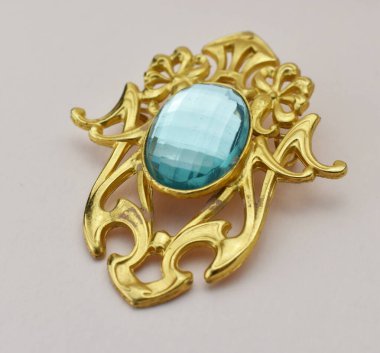 Beyaz arka planda mavi mücevher kolyesi.