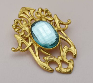 Gri arkaplanlı turkuaz takı kolyesi