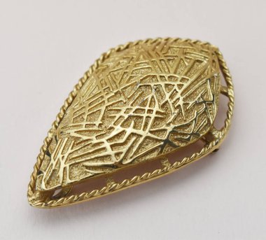 Beyaz arkaplanda altın bir kolye, yakın plan fotoğraf