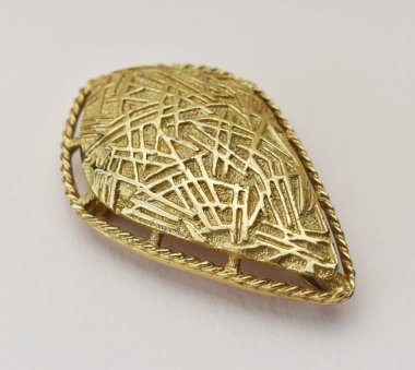 Fotokopi alanı olan beyaz bir arkaplanda altın bir broşu kapat