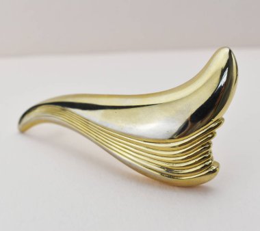 Pirinç saç tokası beyaz bir arkaplanda izole edilmiş, kırpma yolu dahil