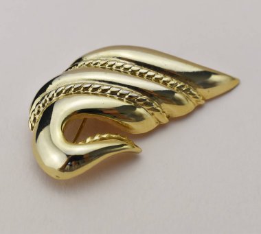 Beyaz arka planda çiçek şeklinde mücevher broşu.