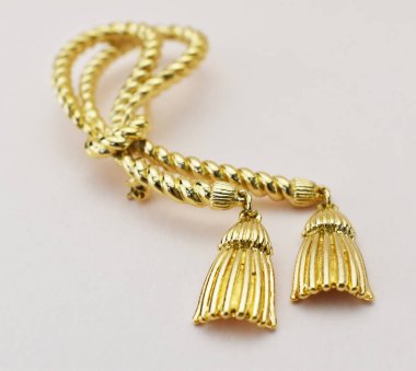 Beyaz arka planda güzel altın bir broş..