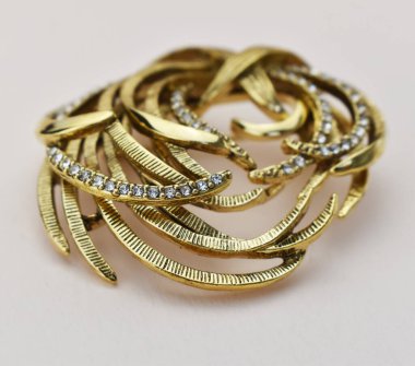 Beyaz arka planda güzel altın bir broş. yakın plan