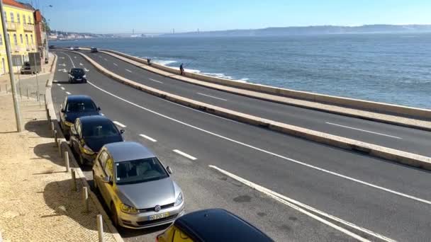 葡萄牙里斯本的有车行驶的道路景观 — 图库视频影像